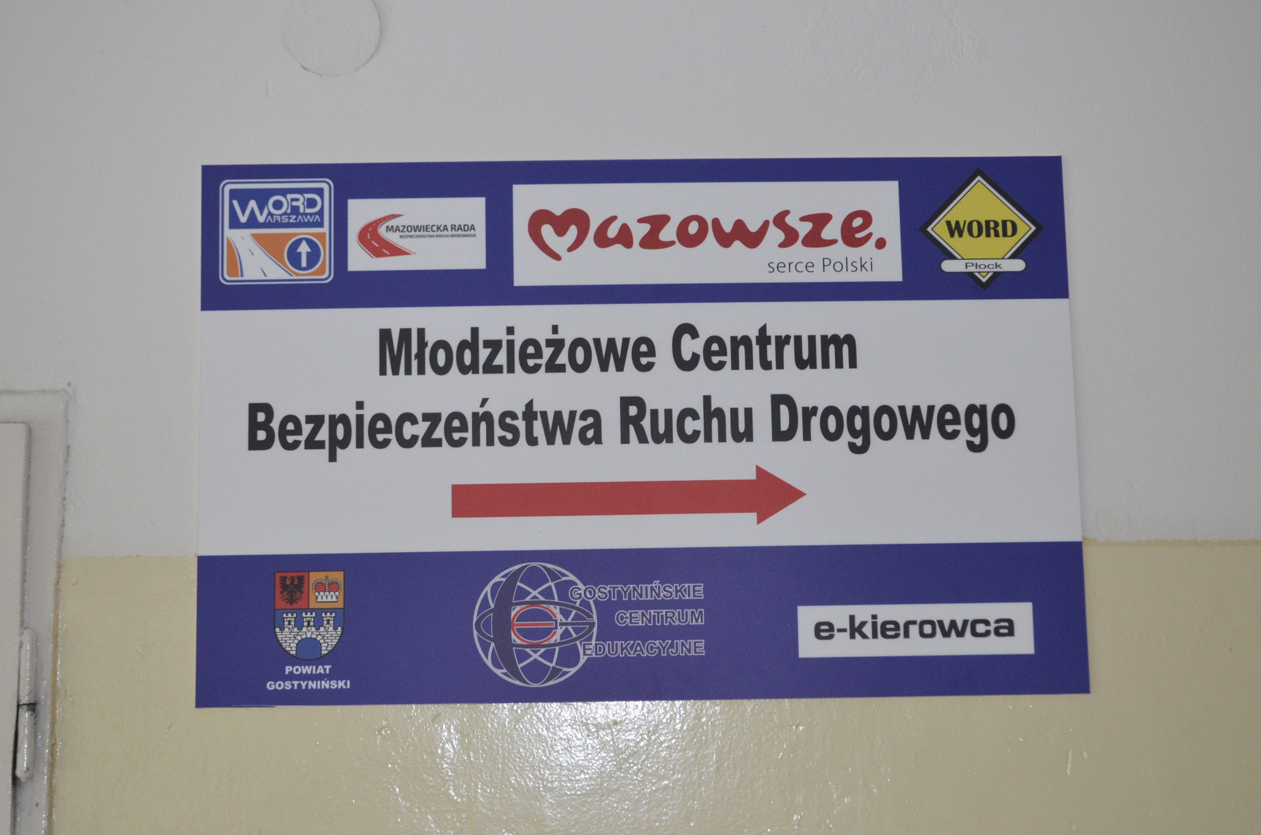 Tablica nad wejściem do Sali Wychowania Komunikacyjnego