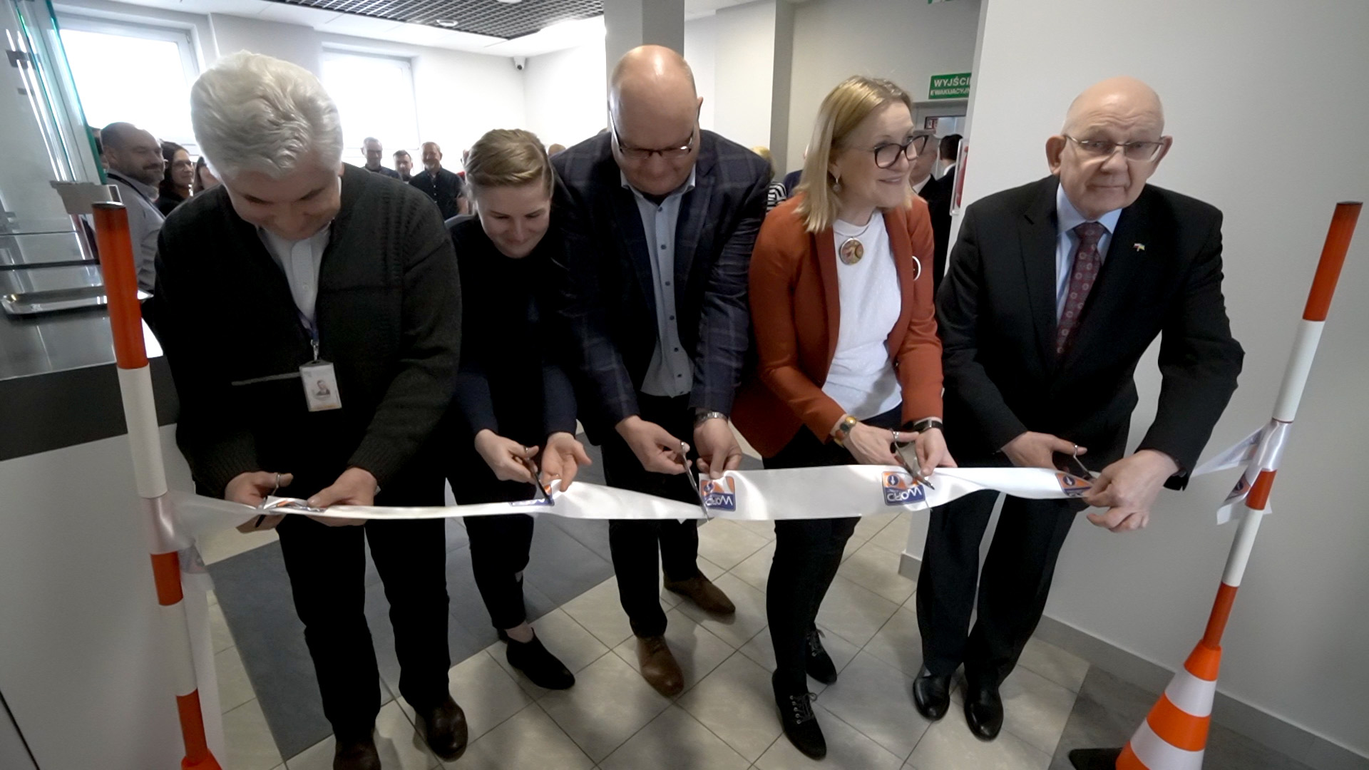 Zdjęcie 8 - Uroczyste przecięcie wstęgi - od prawej Sekretarz Województwa Pan Waldemar Kuliński, zastępca dyrektora Departamentu Organizacji ds. Bezpieczeństwa Publicznego Pani Joanna Sokołowska, Dyrektor WORD Warszawie Pan Dariusz Marek Szczygielski, egzaminatorzy Pani Milena Królak oraz Pan Marek Kubicki).