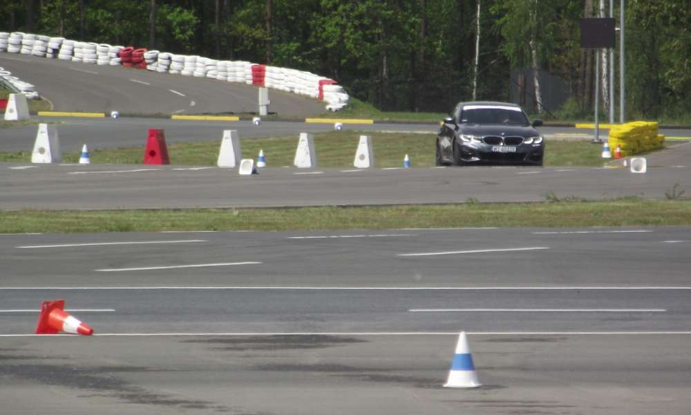 Samochód BMW na torze Ośrodka Doskonalenia Techniki Jazdy sąsiadującym z Miasteczkiem Ruchu Drogowego w Modlinie