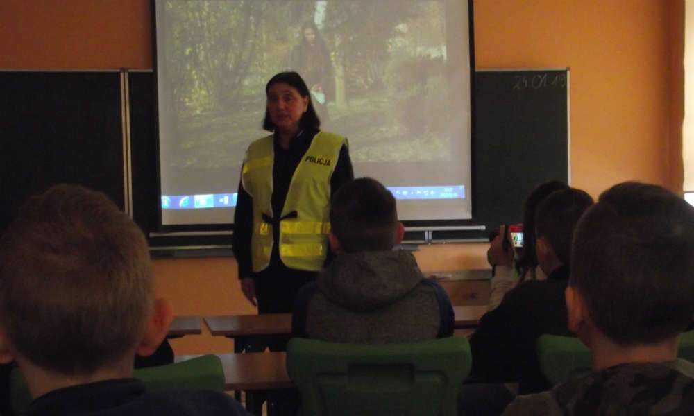 Policjantka podczas rozmowy z uczniami