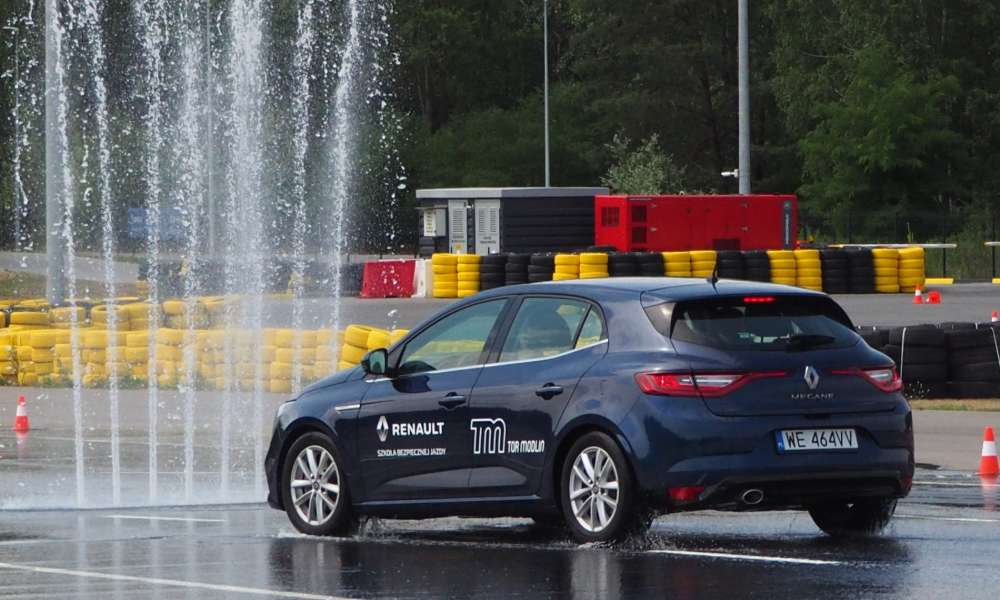 Renault Megane na torze przeszkód z kurtyną wodną