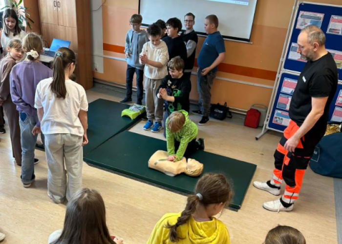 Zdjęcie 9. Na zdjęciu uczniowie ze Szkoły Podstawowej w Kołbieli podczas panelu „pierwsza pomoc”, który prowadzi Pan Piotr Żak - ratownik medyczny z SPZOZ MEDITRANS w Warszawie. (zdjęcie źródło: Szkoła Podstawowa w Kołbieli).
