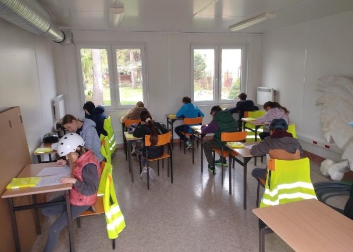 Zdjęcie 2. Na zdjęciu dzieci ze szkół podstawowych podczas zdawania egzaminu teoretycznego na Kartę rowerową. (zdjecie źródło: Urząd Dzielnicy Ursus m. st. Warszawy).