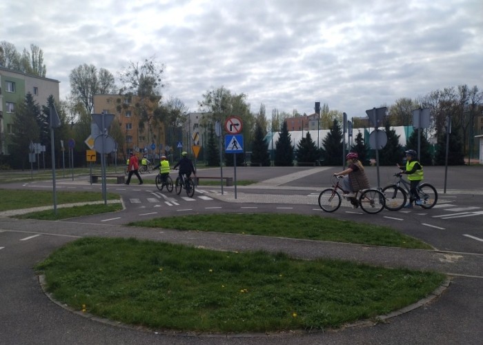 Zdjęcie 4. Na zdjęciu dzieci ze szkół podstawowych podczas ćwiczeń / przygotowywania się do egzaminu prkatycznego na Kartę rowerową. (zdjecie źródło: Urząd Dzielnicy Ursus m. st. Warszawy).