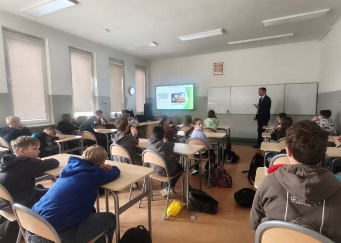 Zdjęcie 7. Na zdjęciu uczniowie Szkoły Podstawowej nr 1 im. Tadeusza Kościuszki w Brwinowie podczas „konkursu z wiedzy teoretycznej” dotyczącego przepisów ruchu drogowego, który prowadzi Pan Sławomir Bakalarski – Egzaminator z Wojewódzkiego Ośrodka Ruchu Drogowego w Warszawie. (zdjęcie źródło: WORD w Warszawie).