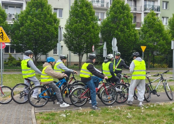 Zdjęcie 2. Uczestnicy „szkolenia praktycznego” na Kartę rowerową na terenie Miasteczka Ruchu Drogowego położonego przy ulicy Gen. K. Sosnkowskiego 10 w Warszawie oraz Pan Sławomir Bakalarski – Egzaminator
z WSiBRD prowadzący zajecia. (Zdjęcie źródło: WORD w Warszawie).