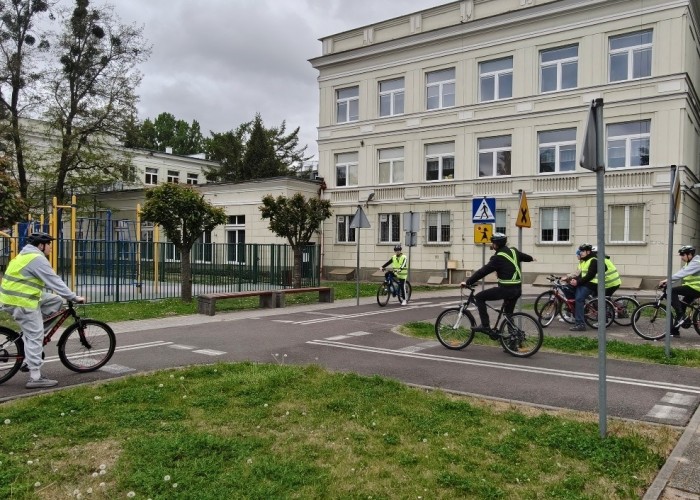 Zdjęcie 3. Uczestnicy „szkolenia praktycznego” na Kartę rowerową na terenie Miasteczka Ruchu Drogowego położonego przy ulicy Gen. K. Sosnkowskiego 10 w Warszawie oraz Pan Sławomir Bakalarski – Egzaminator
z WSiBRD prowadzący zajecia. (Zdjęcie źródło: WORD w Warszawie).