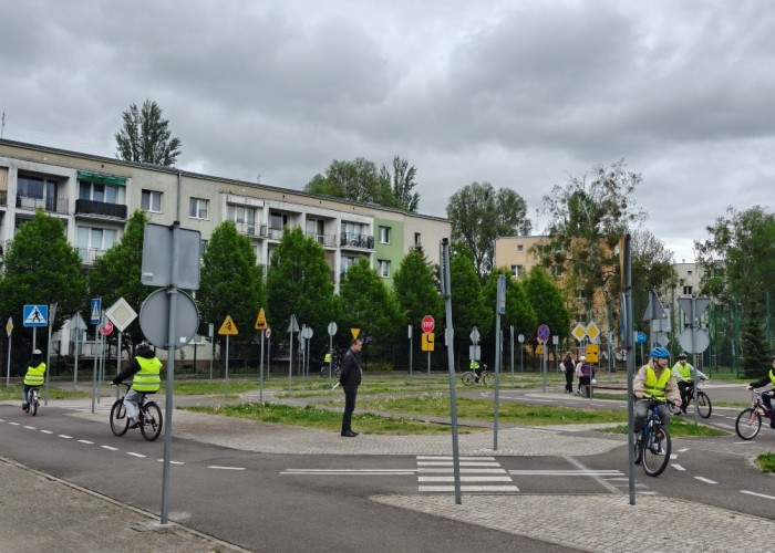 Zdjęcie 5. Uczestnicy „szkolenia praktycznego” na Kartę rowerową na terenie Miasteczka Ruchu Drogowego położonego przy ulicy Gen. K. Sosnkowskiego 10 w Warszawie oraz Pan Sławomir Bakalarski – Egzaminator
z WSiBRD prowadzący egzamin. (Zdjęcie źródło: WORD w Warszawie).