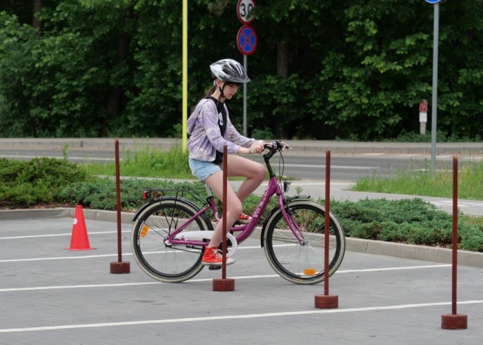 Zdjęcie 2. Konkurs sprawnościowy na torze rowerowym. (zdjęcie źródło: Mareckie Inwestycje Miejskie).