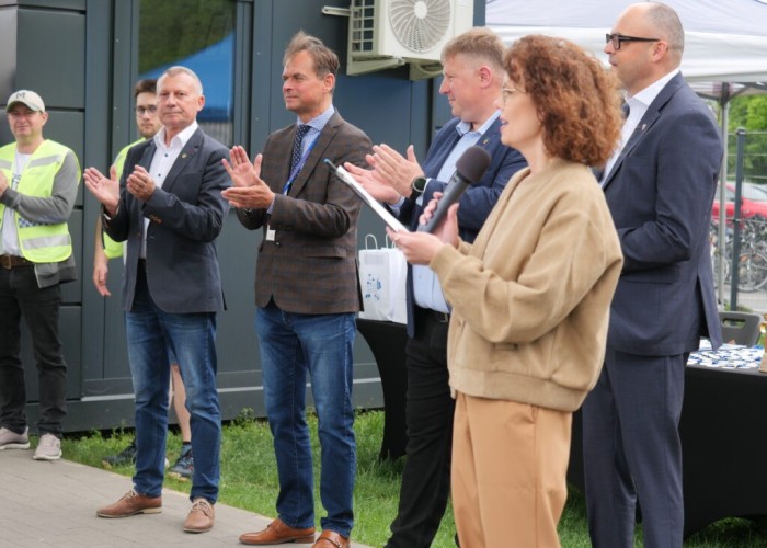 Zdjęcie 6. Gratulacje zwycięzcom i uczestnikom „Wielkiego Konkursu BRD” w Markach składają (od lewej): członkowie oraz Prezes Klubu Rowerowego „Trybik” – Pan Paweł Paczek, Pan Sławomir Bakalarski - Egzaminator z WORD w Warszawie, Burmistrz Miasta Marki – Pan Jacek Orych, Dyrektor MCER - Pani Katarzyna Bielska oraz Starosta Wołomiński – Pan Arkadiusza Werelich. (zdjęcie źródło: Mareckie Inwestycje Miejskie).