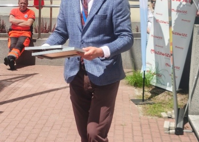 Zdjęcie 9. Podziękowania dla Sekretarza Mazowieckiej Rady Bezpieczeństwa Ruchu Drogowego oraz Dyrektora Wojewódzkiego Ośrodka Ruchu Drogowego w Warszawie odebrał Pan Sławomir Bakalarski - Egzaminator z WORD w Warszawie. (zdjęcie źródło: WORD w Warszawie).