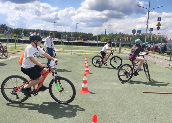 Zdjęcie 16. Konkurs rowerowy na miasteczku ruchu drogowego podczas „Rowerowego Dnia Dziecka”  prowadzi Pan Sławomir Bakalarski – Egzaminator z WORD w Warszawie (Zdjęcie źródło: WORD w Warszawie)
